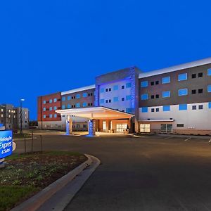 Holiday Inn Express & Suites - Lenexa - Overland Park Area, An Ihg Hotel